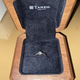 【TANZO.(鍛造指輪)の口コミ】 デザインはシンプルなものを選びました。左右対称のデザインで色はシルバ…