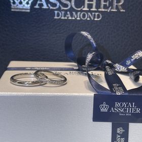 【ROYAL ASSCHER(ロイヤル・アッシャー)の口コミ】 170年のブランド
世界的に有名なダイヤモンドカットが素敵です♡
ナナメに…