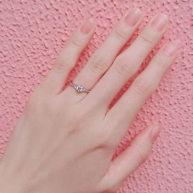 【ECRIN(エクラン)】の口コミ 結婚指輪はミル打ちのドットが入ったデザインに決めていたので、重ね付けを...