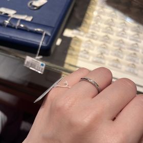 【銀座ダイヤモンドシライシの口コミ】 シンプルで生活の邪魔にならないかつおしゃれなデザインがよかったので、…