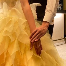 【ROYAL ASSCHER(ロイヤル・アッシャー)の口コミ】 女性側の結婚指輪にはダイヤモンドが敷き詰められていて、可愛い
でも華美…