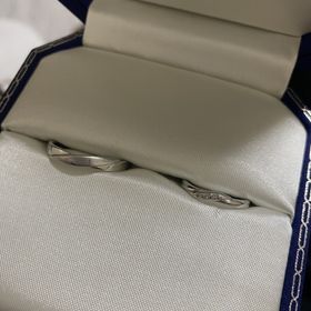 【ヴァンドーム青山(VENDOME AOYAMA)の口コミ】 ダイヤモンドが付いていてシンプルなデザインが良くてこの指輪にしました…