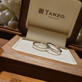 【TANZO.(鍛造指輪)の口コミ】 シンプルで普段使いできるデザインを希望していたので、たくさん試着して…