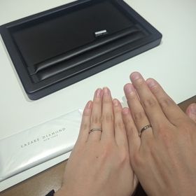 【ラザール ダイヤモンド(LAZARE DIAMOND)の口コミ】 指輪のデザインはシンプルなストレートですが、ダイヤモンドのラインが斜…