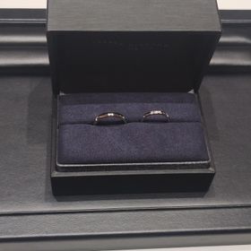 【ラザール ダイヤモンド(LAZARE DIAMOND)の口コミ】 女性用のリングは３石ダイヤのシンプルながら華のあるデザインです。年齢…