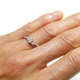 【4℃ BRIDAL(ヨンドシーブライダル)の口コミ】 中心のダイヤモンドの両横に私の好きなピンク色のダイヤモンドが二つつい…