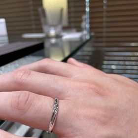 【ティファニー(Tiffany & Co.)の口コミ】 シンプルなデザインに窪みのねじれがあることで光の輝きが際立つ逸品でし…