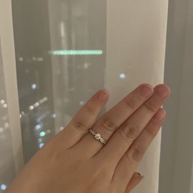 【ティファニー(Tiffany & Co.)の口コミ】 中央に大きな鑑定書付きの0.2カラットダイヤがはめ込まれており、右と左に…