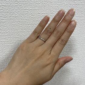 【銀座ダイヤモンドシライシの口コミ】 私の指は水かきが大きく、まっすぐなデザインだと指輪が斜めに見えてしま…