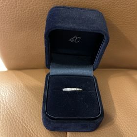 【4℃ BRIDAL(ヨンドシーブライダル)の口コミ】 細くて華奢なところが気に入りました。ダイヤモンドが並んでいて、角度に…