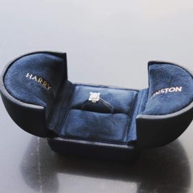 【ハリー・ウィンストン(Harry Winston)の口コミ】 シンプルだけどつけているだけで輝きがあり自分に自信を持てる指輪です！…