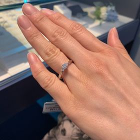 【銀座ダイヤモンドシライシの口コミ】 お花のモチーフが好きなので、指輪もお花のようなデザインのものにしまし…