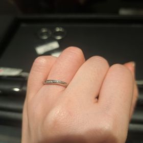 【エクセルコダイヤモンド(EXELCO DIAMOND)の口コミ】 いくつか試着をして、ひねりのあるデザインが好きなことやシンプルなデザ…