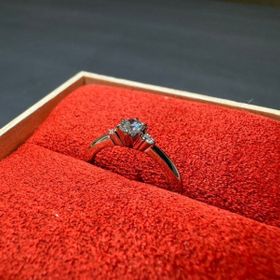 【出雲結(いずもゆい)の口コミ】 婚約指輪ですが、彼と店舗で選んで決めました。
インターネットで検索して…