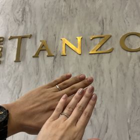 【TANZO.(鍛造指輪)の口コミ】 ペアのベースデザインは同じものを選択し、男性側はシンプルだがカッコ良…