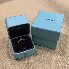 【ティファニー(Tiffany & Co.)の口コミ】 ティファニーといえばの、ダイヤが1つついたシンプルながらも可愛らしいデ…