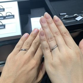 【ラザール ダイヤモンド(LAZARE DIAMOND)の口コミ】 女性側は大小のグラデーションになっているダイヤモンドがキラキラと輝い…