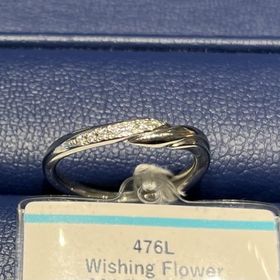 【銀座ダイヤモンドシライシの口コミ】 素材はプラチナで王道の結婚指輪の色合いです。デザインとしては、しっか…