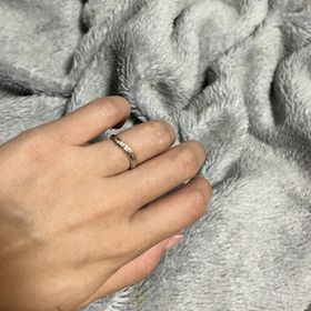 【ケイウノ ブライダル(K.UNO BRIDAL)の口コミ】 シンプルで軽く、指が細く綺麗に見えるところと、メンズも日常つけやすい…