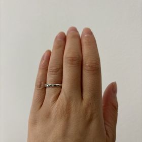 【BONDS(ボンズ)の口コミ】 女性の指輪はダイヤが一つあり、男性の指輪はダイヤなしです。
太めのデザ…