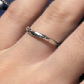 【銀座ダイヤモンドシライシの口コミ】 私自身男性にしては手が小さく指が細いので他のブランド様はリングが太く…