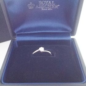 【ROYAL ASSCHER(ロイヤル・アッシャー)】の口コミ 台座が手を差しのべているような動きのあるデザインで、ダイヤを手で支えて...