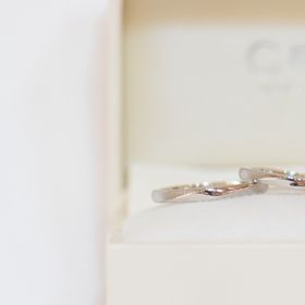 【CRAFY(クラフィ)の口コミ】 デザインが選べて、誕生石も無料でつけられたのが嬉しかったです。内側に…