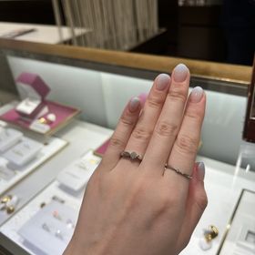 【ブルガリ(BVLGARI)の口コミ】 王道のひと粒ダイヤモンドのリングでありながらも、中央に向かって絞られ…