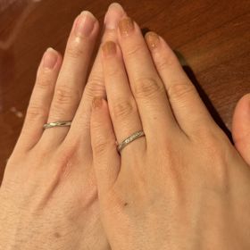 【TRECENTI(トレセンテ)の口コミ】 V字やウェーブのデザインもあるが、婚約指輪との重ね付けも考えていたので…