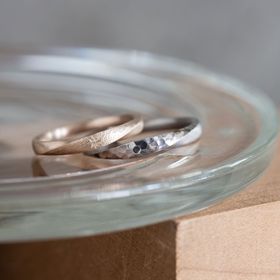 【Cayof(カヨフ)の口コミ】 ねじれの部分とそれ以外の面のテクスチャーを異なるものにして、シンプル…