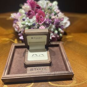 【TANZO.(鍛造指輪)の口コミ】 一粒ダイヤだけれど、斜めのヘアラインを入れて、光の加減で3連のダイヤの…