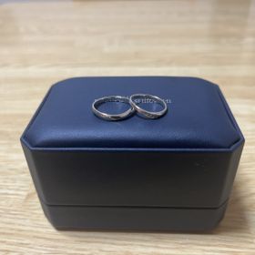 【銀座ダイヤモンドシライシの口コミ】 プラチナで素材もよく、耐久性もあるとのことです。
デザインは新婦がV字…