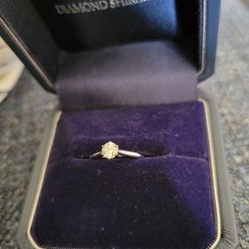 【銀座ダイヤモンドシライシの口コミ】 ダイヤモンドがとてもきれいで、暗がりの中でも光を集めて輝きます。
今回…