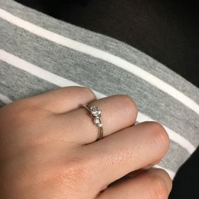 【銀座ダイヤモンドシライシの口コミ】 すずらんの可愛らしいデザインとアシンメトリーの感じがとても可愛らしく…