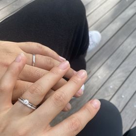 【俄(にわか)の口コミ】 シンプルだけどしっかりとしているリングです。指輪の花言葉もあり、かれ…
