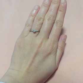【エクセルコダイヤモンド(EXELCO DIAMOND)の口コミ】 何よりも、最大の特徴であるミル打ちを含むデザイン性と指にはめた瞬間に…