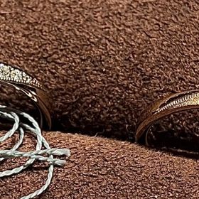 【TANZO.(鍛造指輪)の口コミ】 ウェーブの形に加工が入っている指輪を探していました。手元を華やかに見…