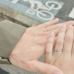 【アイプリモ(I-PRIMO)の口コミ】 シンプルなデザインで婚約指輪と重ねづけがしやすいので、このデザインに…