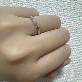 【銀座ダイヤモンドシライシの口コミ】 ウェーブがかった指輪を探しておりほぼ一目惚れでした。
ダイヤモンドが入…