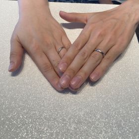 【銀座ダイヤモンドシライシの口コミ】 一生物の指輪の為、シンプルですがウェーブラインが綺麗でお互いにしっく…