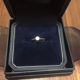 【銀座ダイヤモンドシライシの口コミ】 一粒ダイヤでシンプルなもの、結婚指輪と重ねづけできるものを探していま…