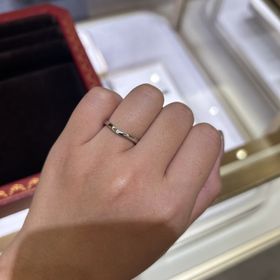 【カルティエ(Cartier)の口コミ】 V字にカーブしたデザインがとても綺麗で、指がすらっと長く見えます。1895…