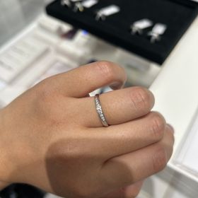 【ヴァンドーム青山(VENDOME AOYAMA)の口コミ】 全体的にキラキラとダイアモンドが多く入っている指輪が多い印象でした。…