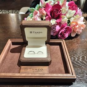 【TANZO.(鍛造指輪)の口コミ】 シンプルでつけやすく飽きのこないデザインで作りました。金の糸をアクセ…