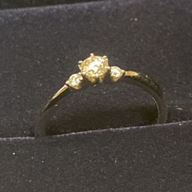 【4℃ BRIDAL(ヨンドシーブライダル)の口コミ】 リングがウェーブしているので指を長く見せてくれたり、ライトに当たると…