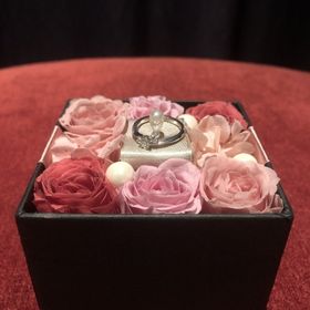 【ラザール ダイヤモンド(LAZARE DIAMOND)の口コミ】 光沢感が素晴らしく、昼夜ともに輝いてくれています。私の指は太くて短め…