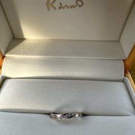 【ケイウノ ブライダル(K.UNO BRIDAL)の口コミ】 普段ゴールドのアクセサリーが多いため、結婚指輪らしいシルバーをベース…