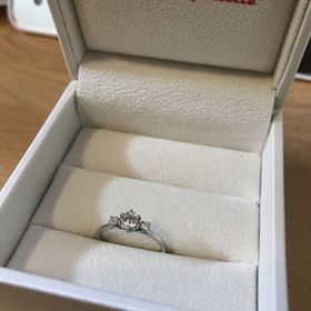 【アンジェリックフォセッテ(Angelique Fossette)の口コミ】 デザインは、メインのダイヤモンドの左右に小さなダイヤモンドが配置され…