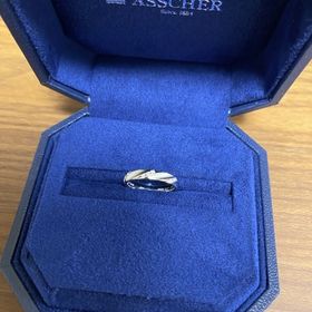 【ROYAL ASSCHER(ロイヤル・アッシャー)の口コミ】 ネットで探していた時から中々ないデザインで目をひいていたが、実際に店…