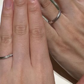 【TRECENTI(トレセンテ)の口コミ】 緩やかなウェーブのあるプラチナ素材のリングです。女性用はメレダイヤが…